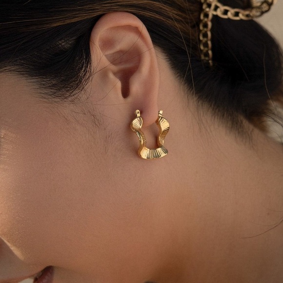 Waterproof wavy hoop earrings - Picture 4 of 5